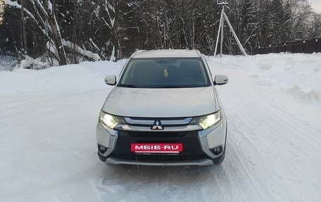 Mitsubishi Outlander III рестайлинг 3, 2017 год, 2 000 000 рублей, 2 фотография