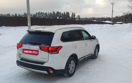 Mitsubishi Outlander III рестайлинг 3, 2017 год, 2 000 000 рублей, 6 фотография
