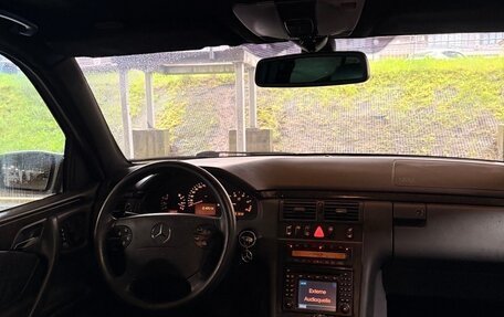 Mercedes-Benz E-Класс, 2000 год, 300 000 рублей, 3 фотография