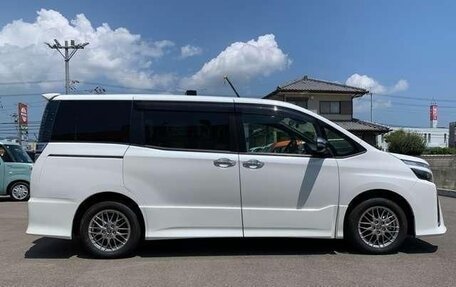 Toyota Voxy III, 2021 год, 2 101 000 рублей, 4 фотография