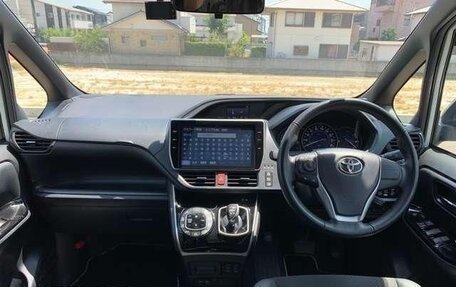 Toyota Voxy III, 2021 год, 2 101 000 рублей, 14 фотография