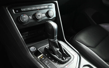 Volkswagen Tiguan II, 2018 год, 3 250 000 рублей, 18 фотография