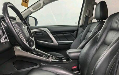 Mitsubishi Pajero Sport III рестайлинг, 2017 год, 2 490 000 рублей, 9 фотография