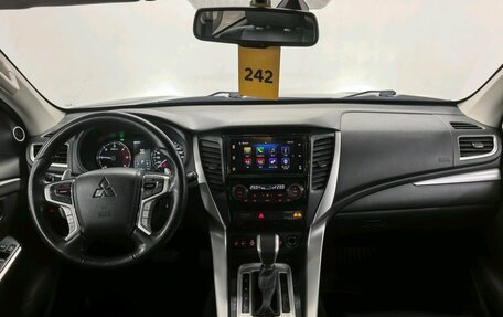 Mitsubishi Pajero Sport III рестайлинг, 2017 год, 2 490 000 рублей, 10 фотография