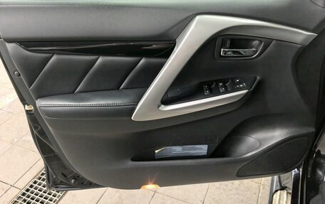 Mitsubishi Pajero Sport III рестайлинг, 2017 год, 2 490 000 рублей, 8 фотография