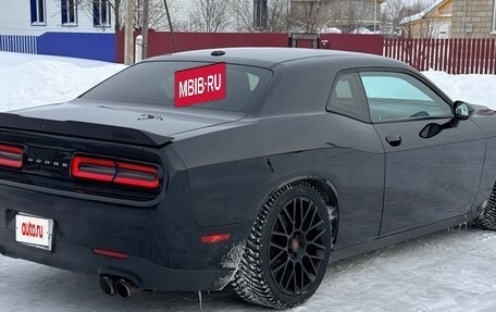 Dodge Challenger III рестайлинг 2, 2017 год, 3 300 000 рублей, 2 фотография