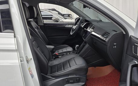 Volkswagen Tiguan II, 2022 год, 3 696 000 рублей, 6 фотография