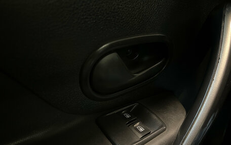 Renault Logan II, 2018 год, 900 000 рублей, 12 фотография