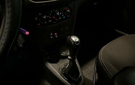 Renault Logan II, 2018 год, 900 000 рублей, 11 фотография