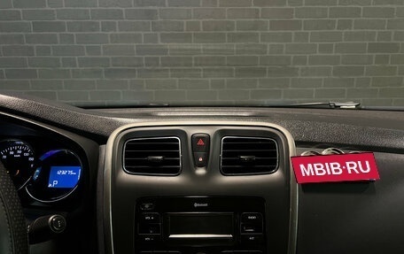 Renault Logan II, 2018 год, 900 000 рублей, 9 фотография