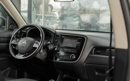 Mitsubishi Outlander III рестайлинг 3, 2016 год, 1 860 000 рублей, 10 фотография