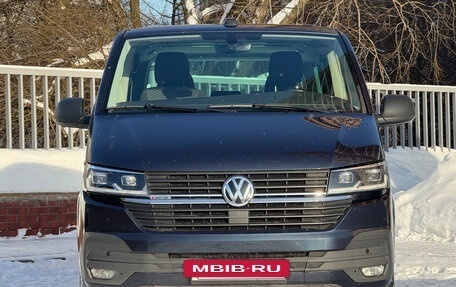 Volkswagen Multivan T6 рестайлинг, 2021 год, 6 000 000 рублей, 2 фотография