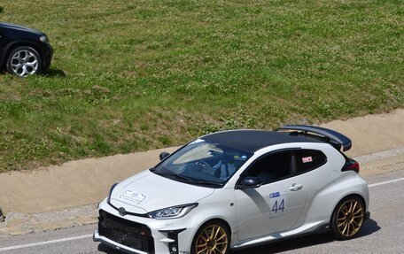 Toyota Yaris, 2021 год, 4 100 000 рублей, 1 фотография