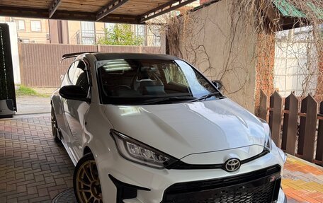 Toyota Yaris, 2021 год, 4 100 000 рублей, 2 фотография