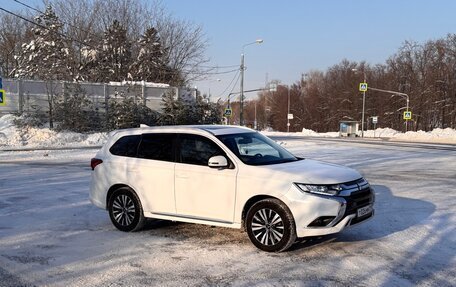Mitsubishi Outlander III рестайлинг 3, 2022 год, 2 690 000 рублей, 2 фотография