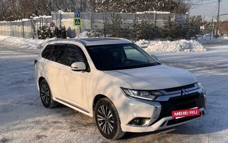 Mitsubishi Outlander III рестайлинг 3, 2022 год, 2 690 000 рублей, 4 фотография