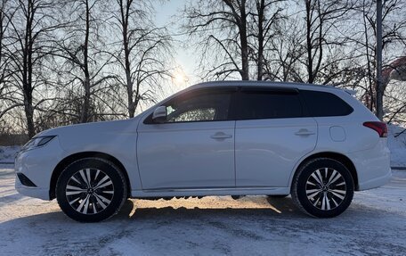 Mitsubishi Outlander III рестайлинг 3, 2022 год, 2 690 000 рублей, 11 фотография