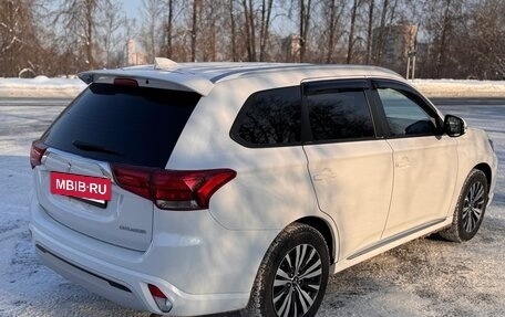 Mitsubishi Outlander III рестайлинг 3, 2022 год, 2 690 000 рублей, 7 фотография