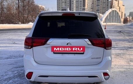 Mitsubishi Outlander III рестайлинг 3, 2022 год, 2 690 000 рублей, 9 фотография