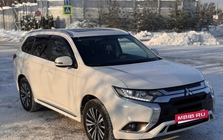 Mitsubishi Outlander III рестайлинг 3, 2022 год, 2 690 000 рублей, 6 фотография