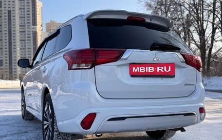 Mitsubishi Outlander III рестайлинг 3, 2022 год, 2 690 000 рублей, 10 фотография
