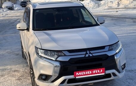 Mitsubishi Outlander III рестайлинг 3, 2022 год, 2 690 000 рублей, 3 фотография