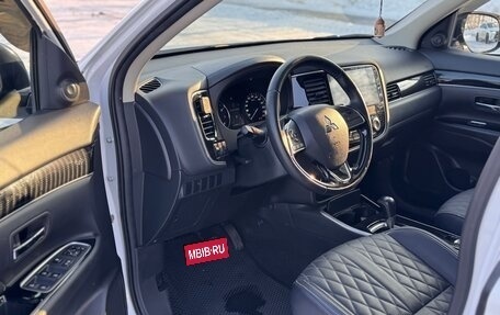 Mitsubishi Outlander III рестайлинг 3, 2022 год, 2 690 000 рублей, 12 фотография