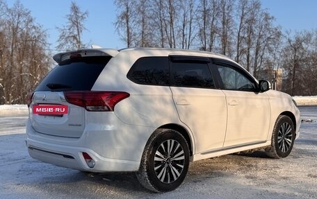 Mitsubishi Outlander III рестайлинг 3, 2022 год, 2 690 000 рублей, 8 фотография