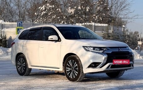 Mitsubishi Outlander III рестайлинг 3, 2022 год, 2 690 000 рублей, 5 фотография