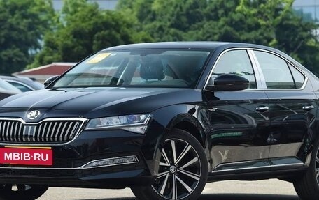 Skoda Superb III рестайлинг, 2025 год, 2 300 000 рублей, 3 фотография