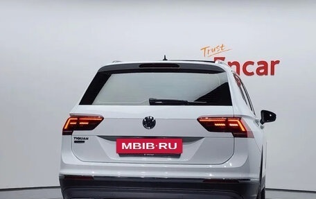 Volkswagen Tiguan II, 2020 год, 2 650 000 рублей, 2 фотография