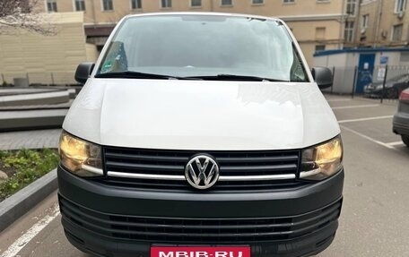 Volkswagen Transporter T6 рестайлинг, 2018 год, 2 700 000 рублей, 3 фотография