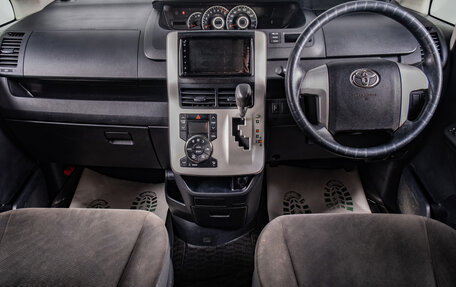 Toyota Noah III, 2011 год, 1 449 000 рублей, 10 фотография