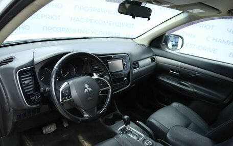 Mitsubishi Outlander III рестайлинг 3, 2014 год, 1 390 000 рублей, 10 фотография