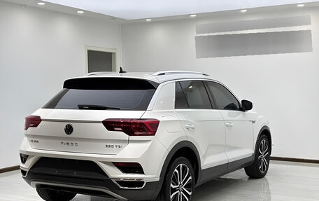 Volkswagen T-Roc I, 2023 год, 2 206 000 рублей, 4 фотография