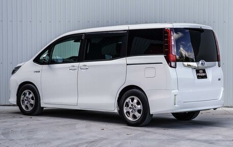 Toyota Noah III, 2016 год, 1 960 000 рублей, 2 фотография