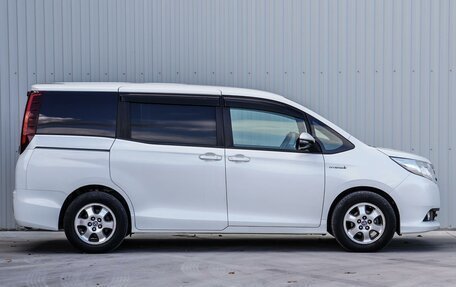 Toyota Noah III, 2016 год, 1 960 000 рублей, 5 фотография