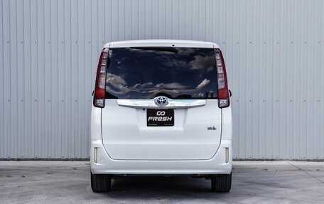 Toyota Noah III, 2016 год, 1 960 000 рублей, 4 фотография