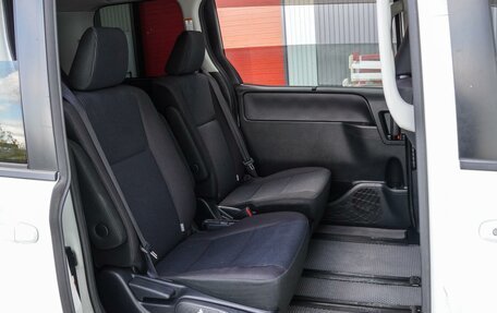 Toyota Noah III, 2016 год, 1 960 000 рублей, 10 фотография