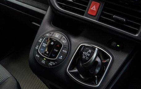 Toyota Noah III, 2016 год, 1 960 000 рублей, 17 фотография