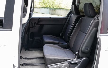 Toyota Noah III, 2016 год, 1 960 000 рублей, 7 фотография