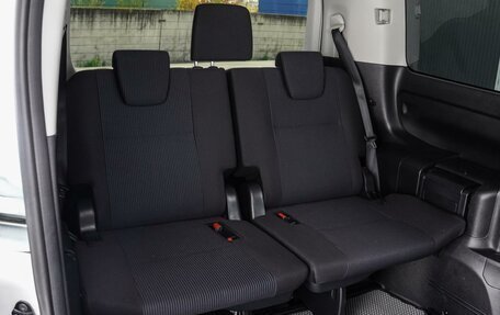 Toyota Noah III, 2016 год, 1 960 000 рублей, 12 фотография