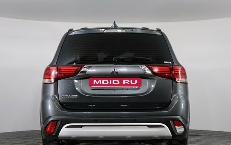 Mitsubishi Outlander III рестайлинг 3, 2021 год, 2 699 000 рублей, 5 фотография