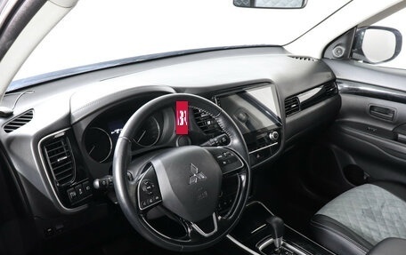 Mitsubishi Outlander III рестайлинг 3, 2021 год, 2 699 000 рублей, 9 фотография