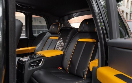 Rolls-Royce Cullinan, 2022 год, 35 000 000 рублей, 14 фотография