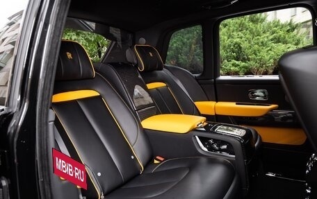 Rolls-Royce Cullinan, 2022 год, 35 000 000 рублей, 13 фотография