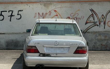 Mercedes-Benz E-Класс, 1995 год, 900 000 рублей, 4 фотография