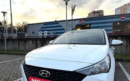 Hyundai Solaris II рестайлинг, 2021 год, 1 600 000 рублей, 2 фотография