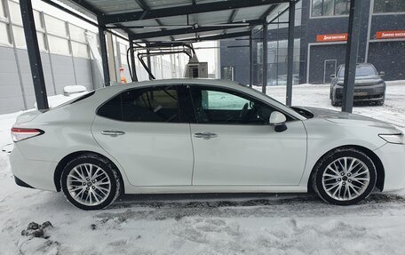 Toyota Camry, 2019 год, 1 820 000 рублей, 2 фотография