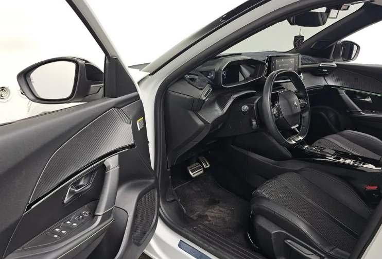 Peugeot 2008 II, 2023 год, 2 880 000 рублей, 7 фотография